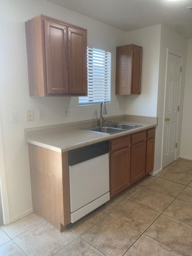 Building Photo - 9115 E Esperanza Dr