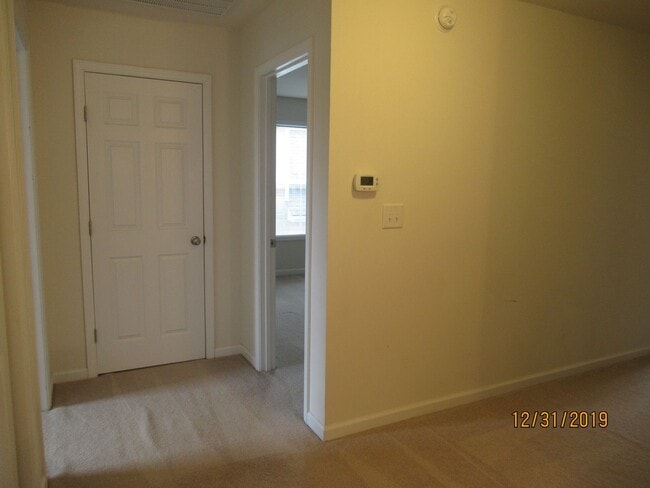 Building Photo - 4 Bedroom 2.5 Bath House with 2 Car Garage