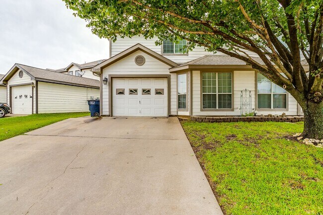 Primary Photo - Spacious Well Maintained 2 Bed- 2.5 Bath T...