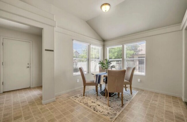 Building Photo - Stunning Home in Excellent Location!