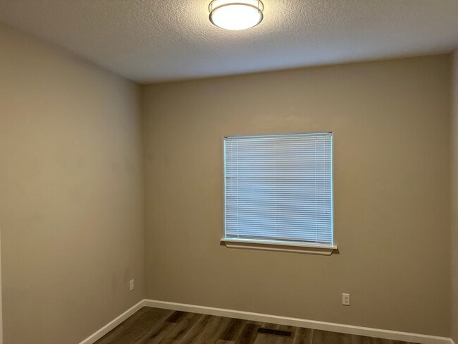 Building Photo - 591 / 818 Duplex