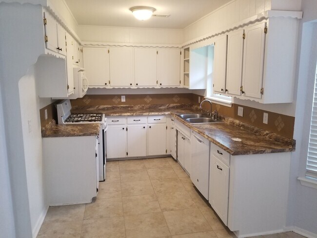 Building Photo - Updated 3 Bed 1 Bath House