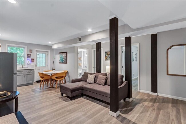 Building Photo - 2418 Bollingbrook Dr SW