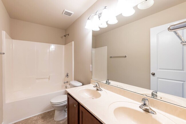 Building Photo - Gorgeous LARGE Family Home!