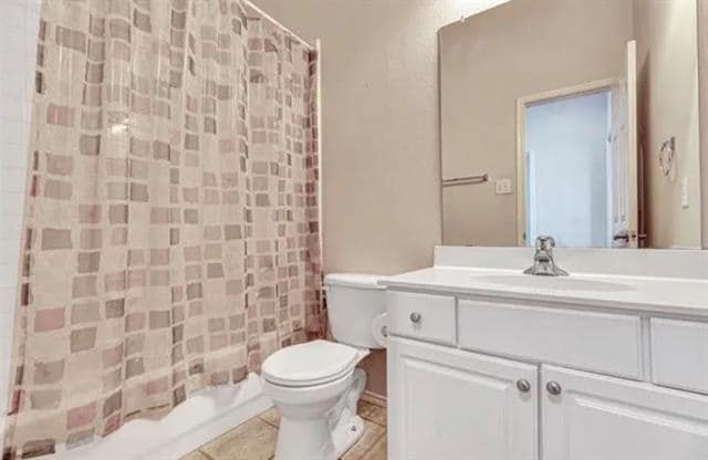 Building Photo - 3300 Bluegrass Dr