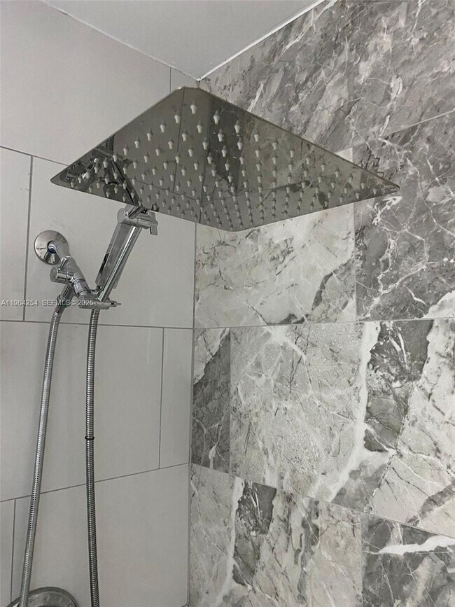 Building Photo - 833 Riverside Dr