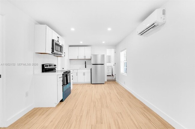 Building Photo - 2419 Coolidge St