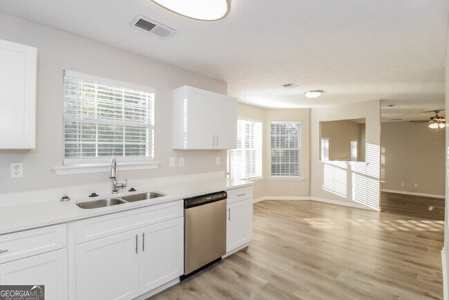 Building Photo - 550 Gardinia Dr