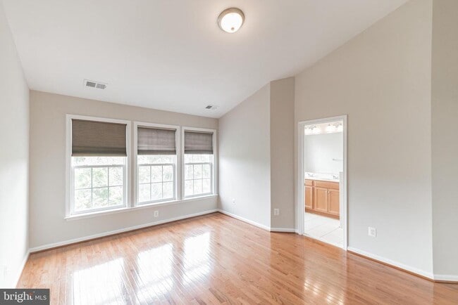 Building Photo - 2440 Battery Hill Cir