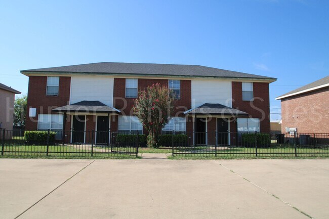 Primary Photo - Beautiful 2 Bedroom, 1.5 Bath Townhouse
