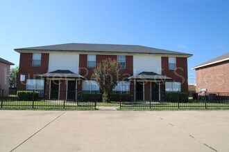Building Photo - Beautiful 2 Bedroom, 1.5 Bath Townhouse