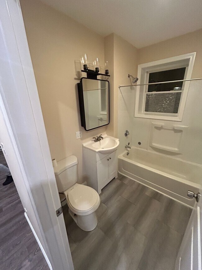 Building Photo - 1039 Main St