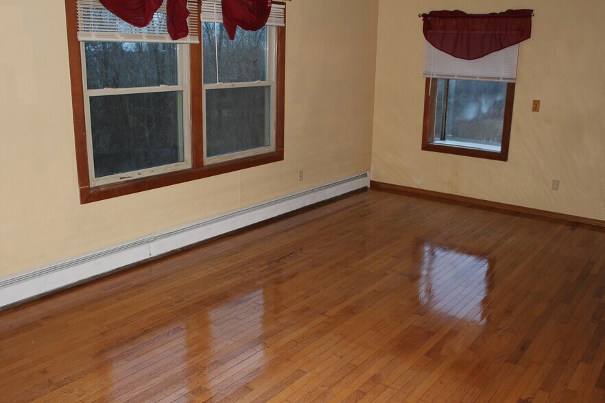 livingroom - 187 Oakland Rd