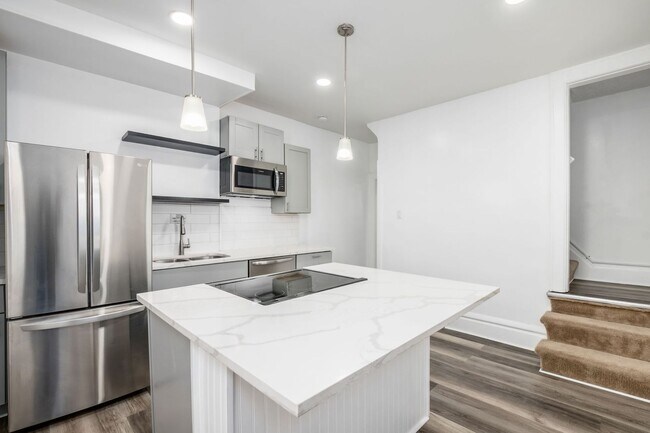 Building Photo - Fully renovated...extra half bath...laundr...
