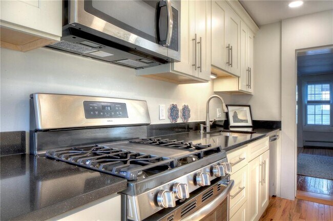 Building Photo - 37 William St