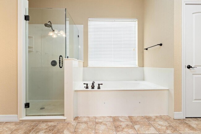 Building Photo - 3525 Windrose Dr