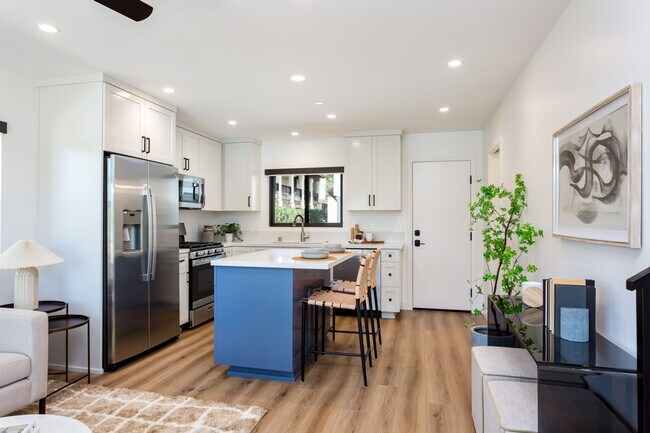 Building Photo - 2610-2612 Juan Street