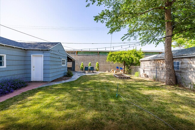 Building Photo - 356 E Utopia Ave