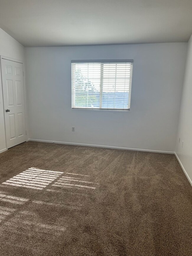 Building Photo - Luxurious 3 bedroom, 2.5 bath townhome, AC...