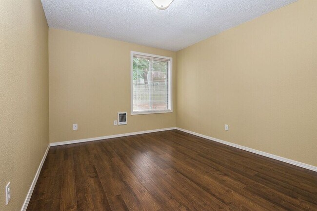 Building Photo - 12400 SW Gingham Ln