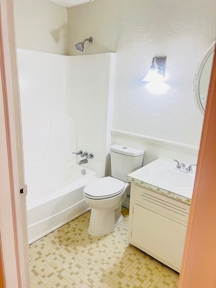 Hall bathroom - 2212 Old Kearney Rd