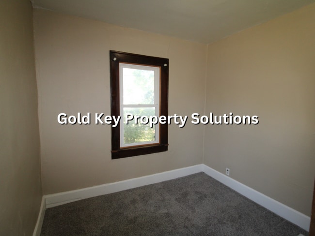 Building Photo - Spacious 2 BR 1 BA House with Nice Covered...