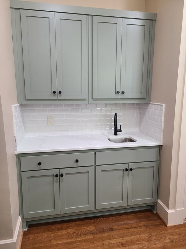 Building Photo - Renovated 3 Bedroom and 2 Bathroom availab...