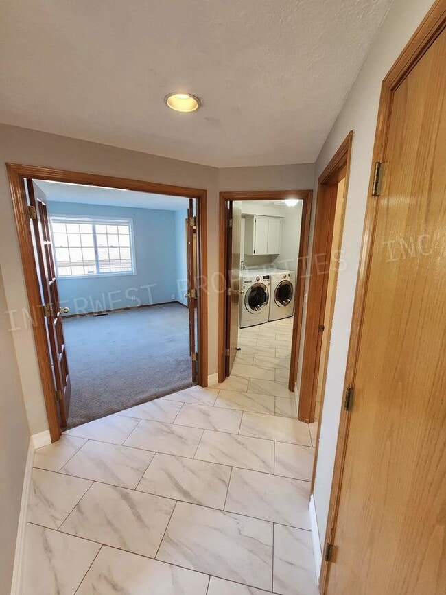Building Photo - 4+ Bedroom Tigard Home With a Beautiful Vi...