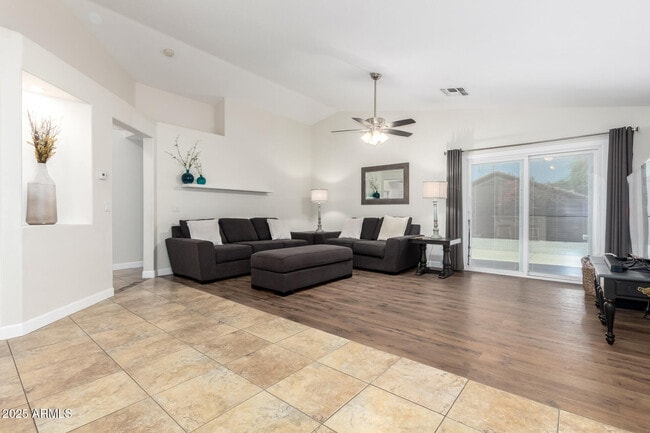 Building Photo - 1020 S Esmeralda