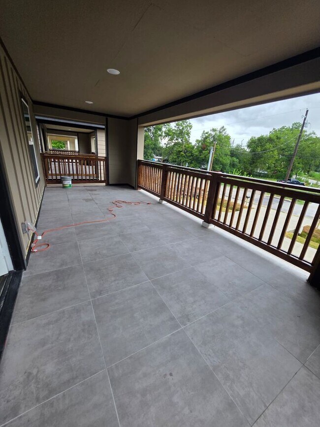 Building Photo - Stunning Duplex with Garage & Modern Finishes