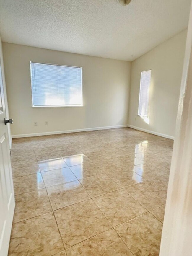 Building Photo - 9004 Pineridge Way