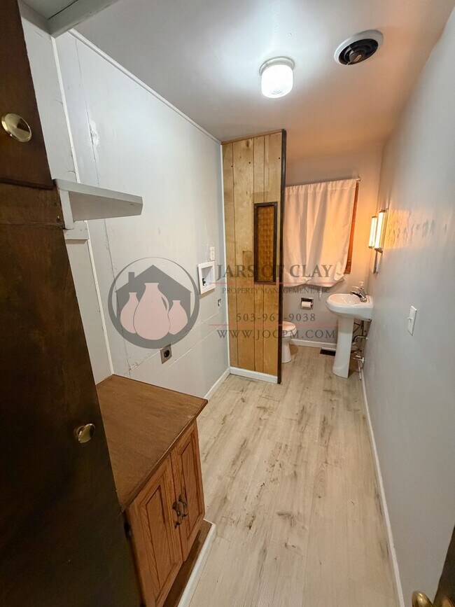 Building Photo - 3BR Single-Level Home in NE Salem | Tons of Storage!