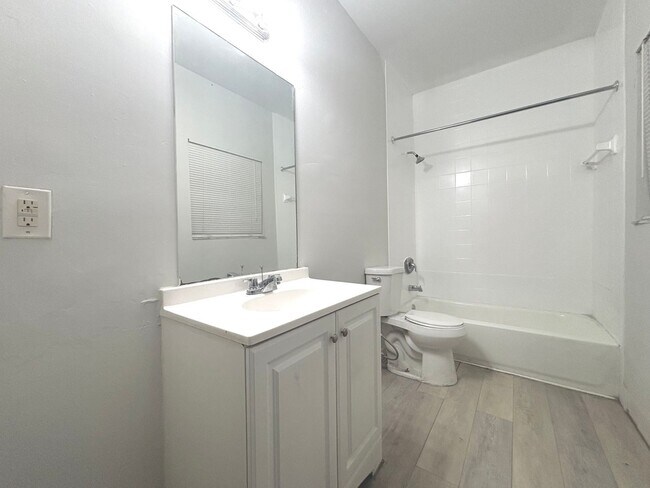Building Photo - Three Bedroom Single Family Home with Private Fenced Yard and Driveway