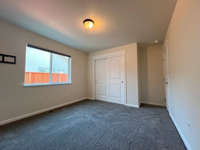 Building Photo - Three Bedroom on the Golf Course in Fer...