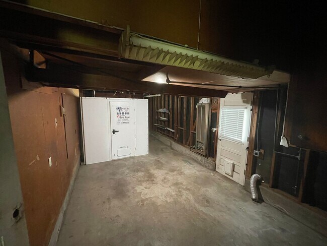 Building Photo - 3 bedrooms, 1.5 bath, close to Brookside restaurants, shopping and entertainment.
