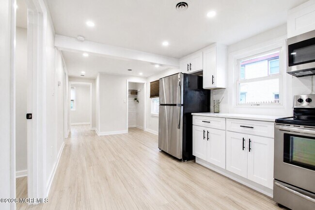 Building Photo - 246 Brookside Ave