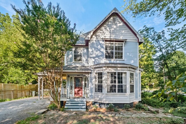Building Photo - HISTORIC DOWNTOWN  3 bedroom 2.5 bath home