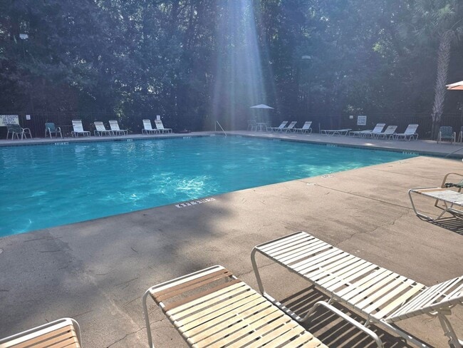 Building Photo - 4Br 2.5Ba in Grand Oaks with Pool Access!