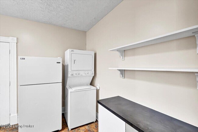 Building Photo - 1802 Deerwood Ave