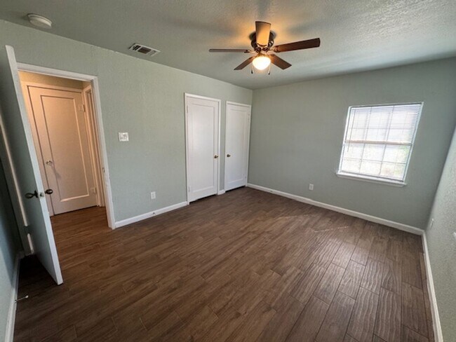 Building Photo - Nicely Remodeled Southside San Antonio Hom...