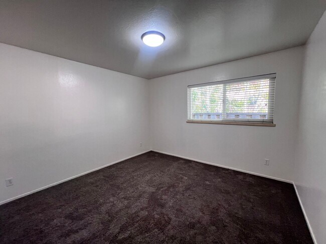 Building Photo - 37565 2nd St