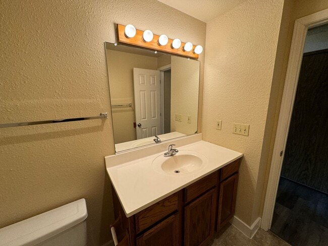 Building Photo - 498/A/