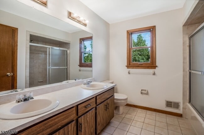 Building Photo - 34 Willow Brook Ln