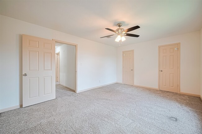 Building Photo - 982 W Donovan St