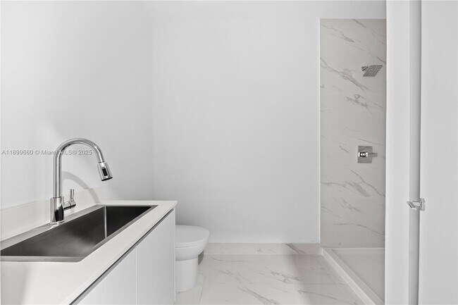 Building Photo - 700 NE 24th St