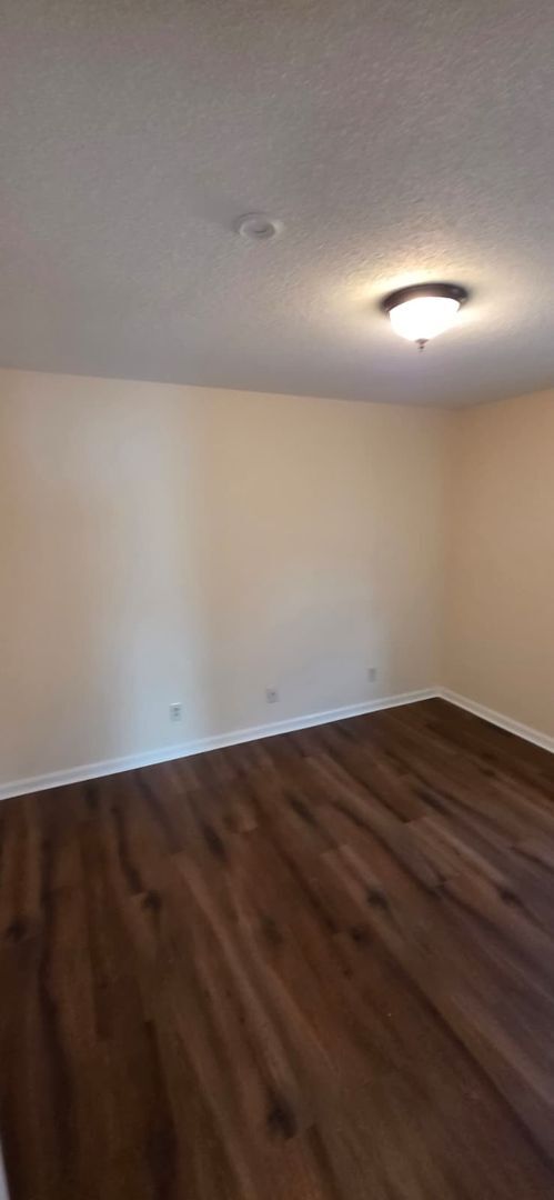 Building Photo - ****** HALF OFF FIRST FULL MONTH OF RENT!! ******