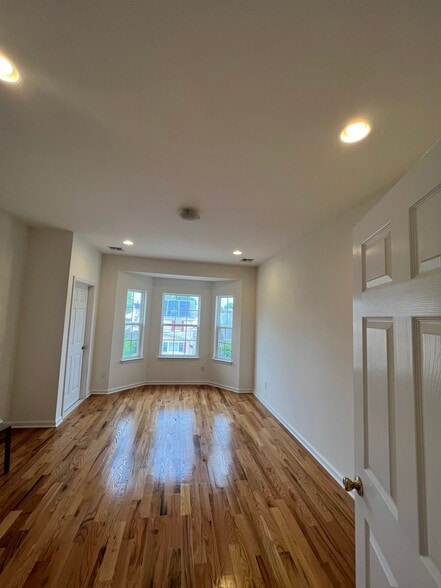 Building Photo - 93 Longfellow St