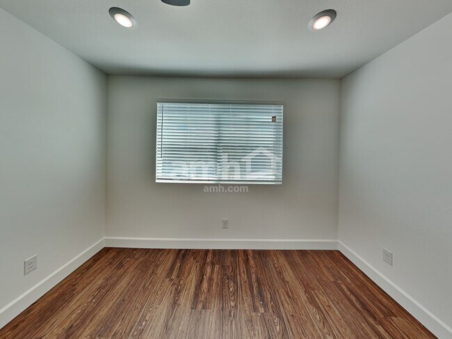 Building Photo - 10144 W Oleta Ave