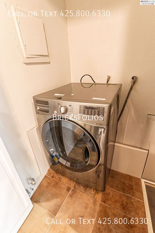 Building Photo - Prime Bellevue Condo, conveniently located...