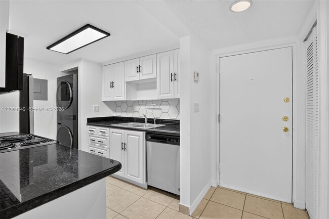 Building Photo - 220 Lakeview Dr